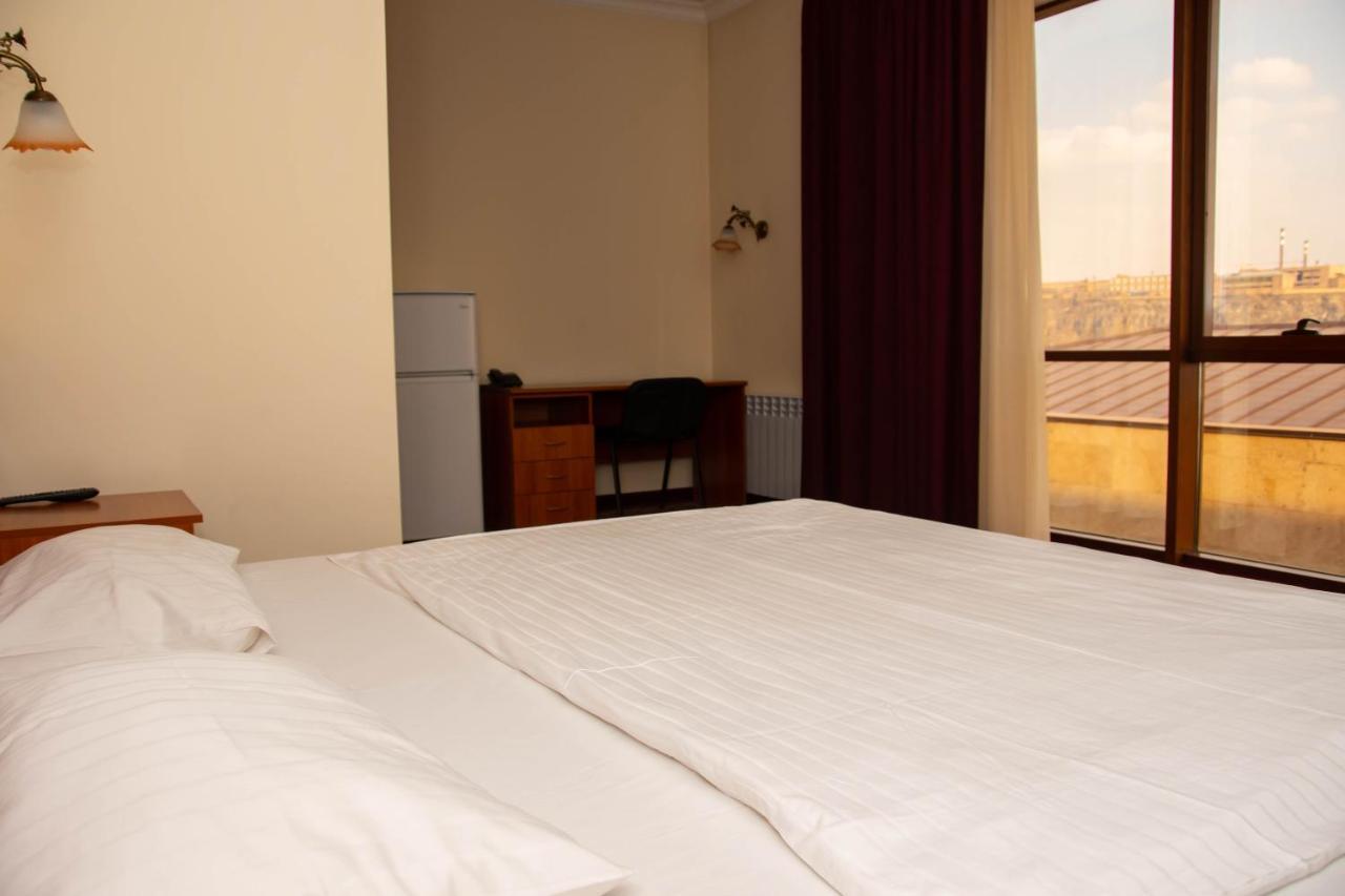 Olympavan Hotel Yerevan Bagian luar foto