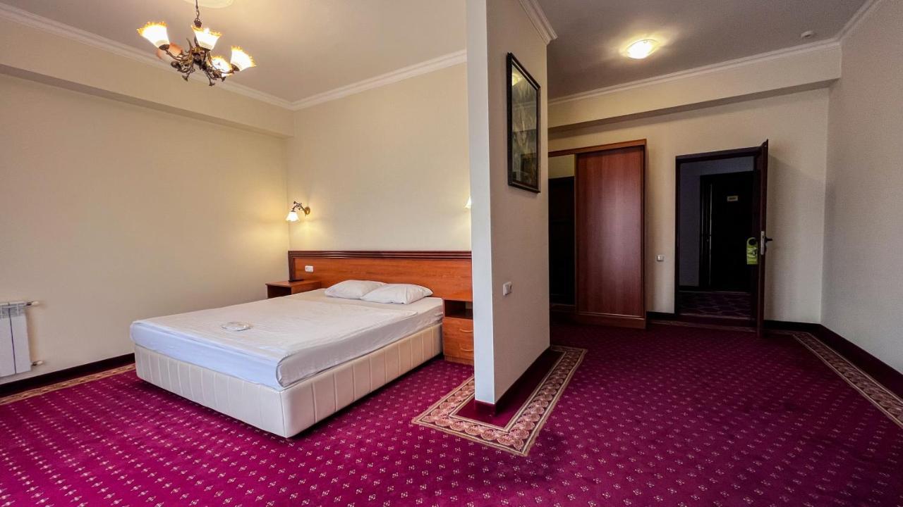 Olympavan Hotel Yerevan Bagian luar foto