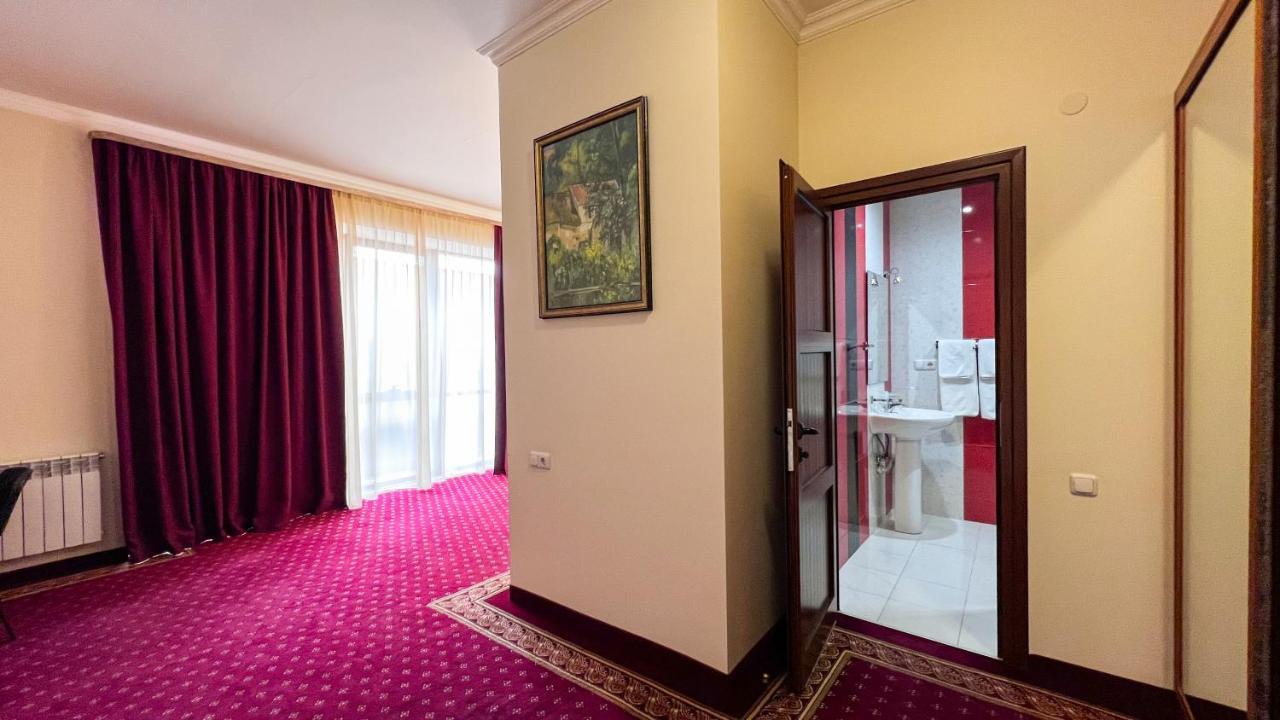 Olympavan Hotel Yerevan Bagian luar foto