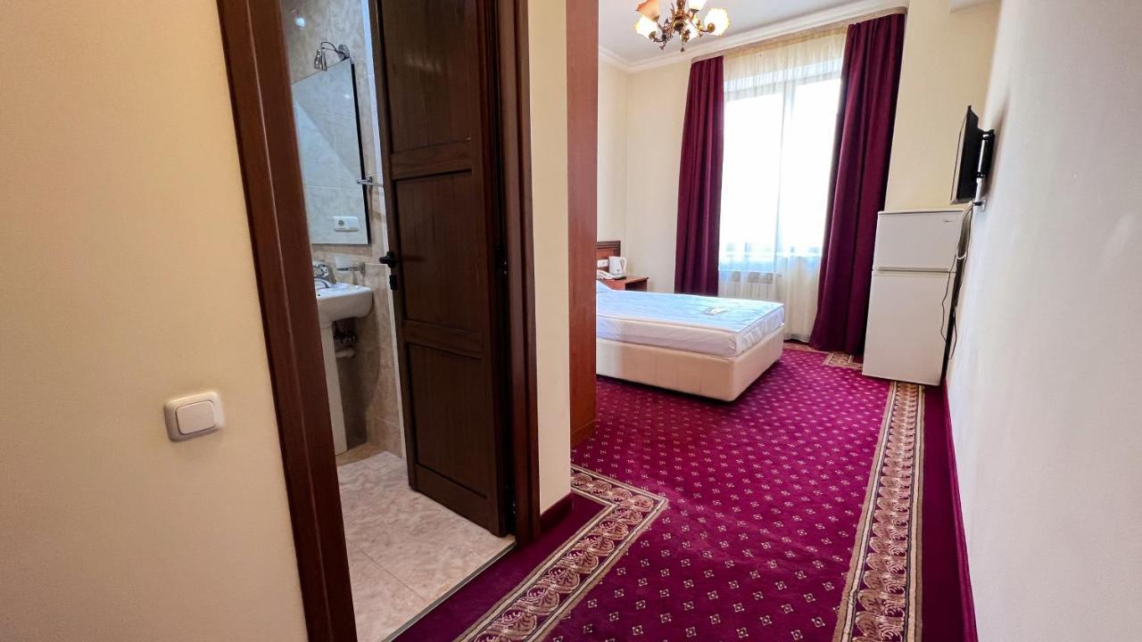 Olympavan Hotel Yerevan Bagian luar foto